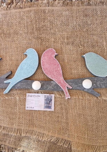 Patère artisanale en bois découpée et peinte à la main thème oiseaux