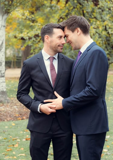 "Pareja gay casada en España, compartiendo un momento íntimo de amor y celebración de su boda."