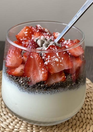 Verrine de Yaourt, Graines de Chia et Fraises Fraîches - Waidami Moovement -Nutritionniste Dakar
