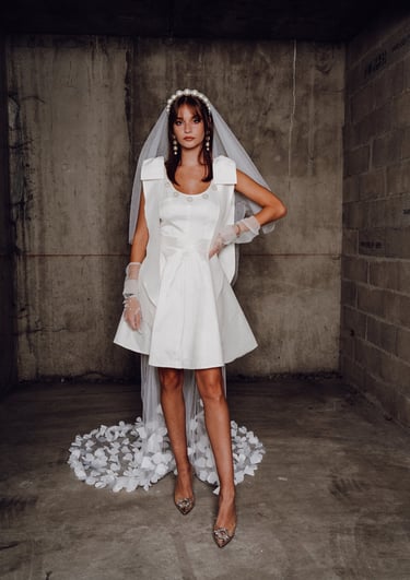 Robe de mariée civile courte blanche avec voile et traîne, look moderne et élégant, showroom mariage