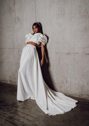 Robe de mariée moderne deux pièces, top manches bouffantes et jupe fluide, style minimaliste chic, O