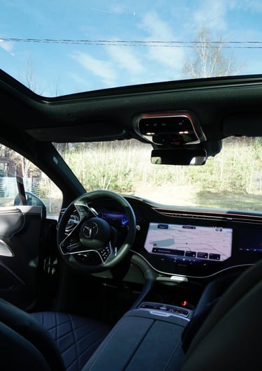 Prabangaus Mercedes automobilio salonas su dideliu ekranu ir odinėmis sėdynėmis po profesionalaus sa