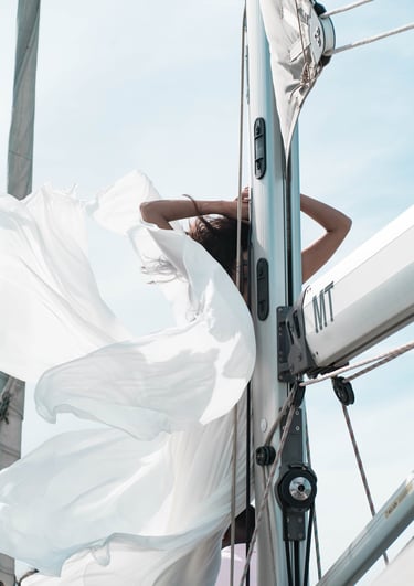 portrait artistique d'une femme en robe de mariee sur un voilier