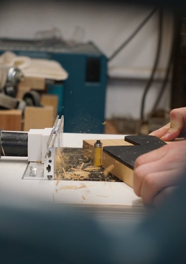 Handwerker fräst ein Servierbrett aus einem Block massivem Kirschholz mit höchster Präzision