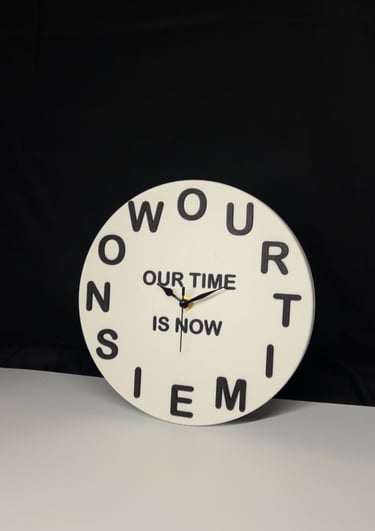 Moderne Wanduhr vor schwarzem Hintergrund