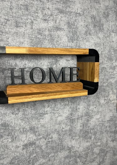 Wandregal Eiche - The Pill an einer Wand mit Home Schild