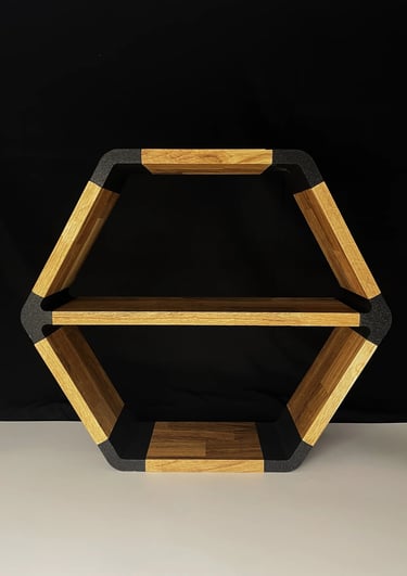 Wandregal Eiche - The Hexa vor einem schwarzen Hintergrund