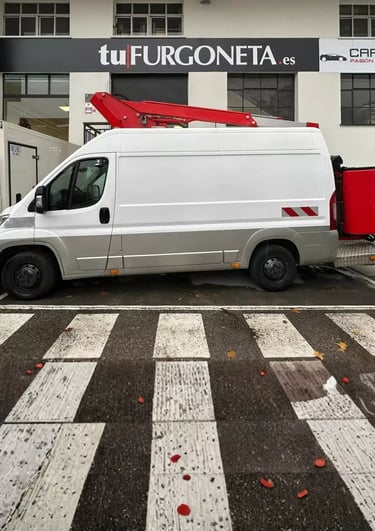 furgoneta con cesta elevadora