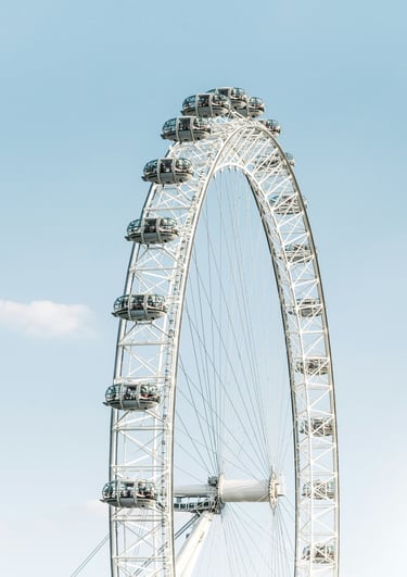 ein Riesenrad vor blauem Himmel