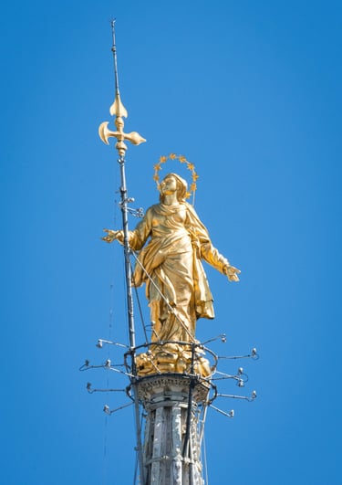 eine Statue einer Frauenstatue auf einem hohen Turm