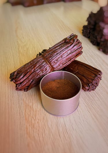 De la poudres avec des gousses de vanille de Madagascar nos produits  