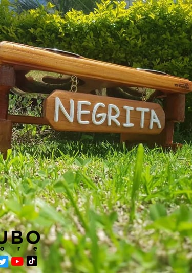 un cartel de madera que dice negrita un comedero para perros pequeños