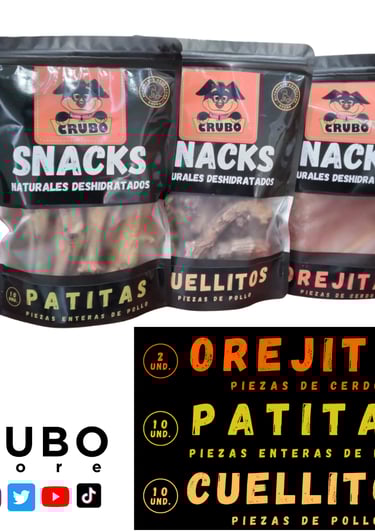 un par de bocadillos que están en una mesa de crubo snacks deshidratados