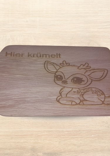 Ein Frühstücksbrettchen mit einem eingebrannten Rehkidz