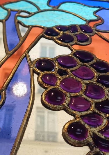 Vitrail d'art contemporain : détail sculpture de verre et lumière, signé Edith Théret