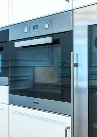 Electroménager blanc avec four, micro ondes, cave à vin. il manque aussi un lave vaisselle, frigo...