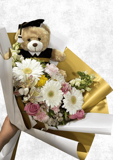 Ramo de graduacion con flores y oso de peluche