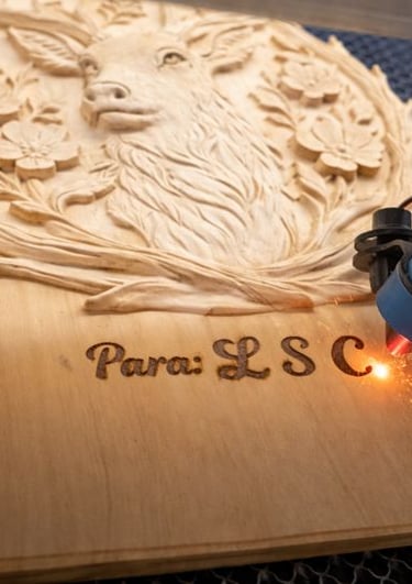 Grabado láser personalizado sobre pieza de madera como acabado final del perchero