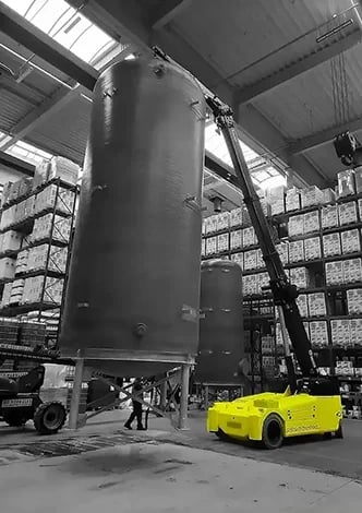 relokacja zbiornika przemysłowego przy pomocy żurawia elektrycznego