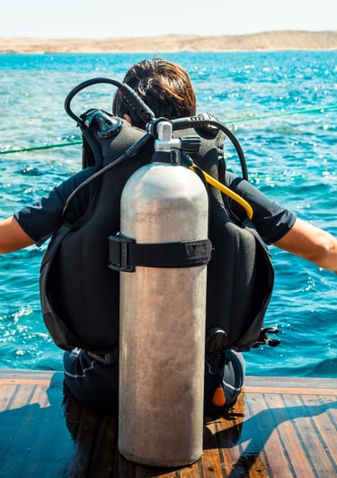 Taucher am Boot am Roten Meer mit Specialdive