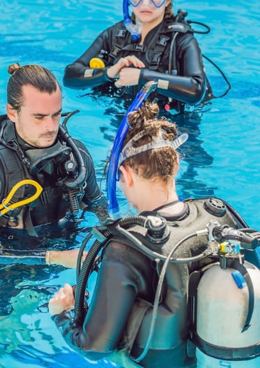 Instruktor mit Schülern im Wasser mit Specialdive