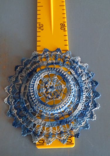 Chapeau décoratif fait au crochet dans un fil dentelle très fin de couleur bleu 
