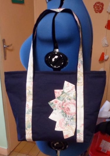 sac cabas cousu en parti à la main de couleur bleu marine 