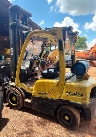 Transporte de materiais com empilhadeira em galpão industrial