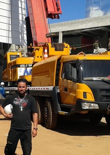 Operação de montagem industrial com uso de guindaste
