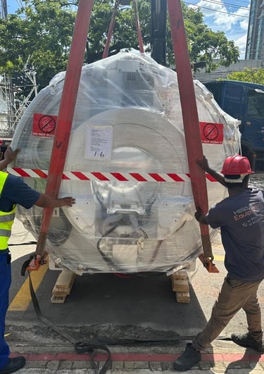Operação de içamento com caminhão munck em ambiente industrial