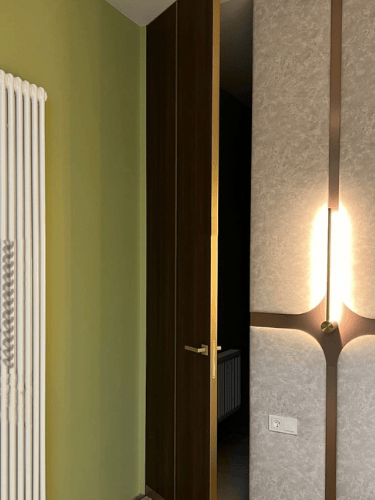 Drzwi ukryte z powloka dekoracyjna