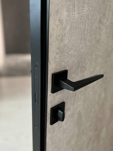 Drzwi ukryte z powloka dekoracyjna