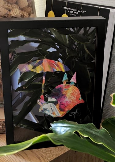 Collage du Gardien des Rêves en étiquettes de biêre sur papier noir, par Marion Guizzardi, artiste et créatrice, Montpellier