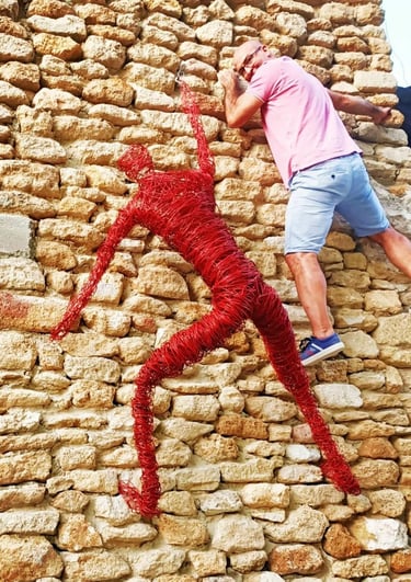 Le grimpeur sculpture fil de fer XXL Wilfrid Bricourt