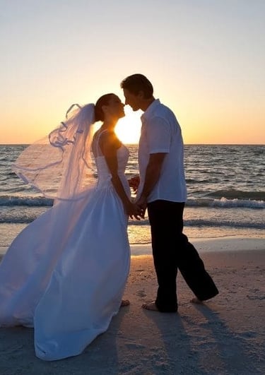 pareja casandose en la playa