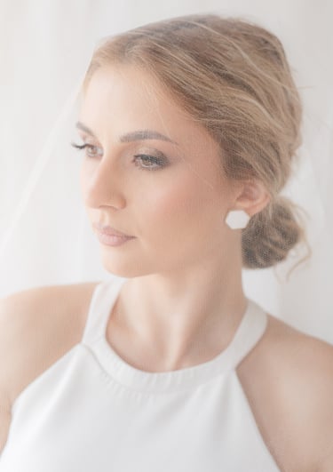 žena koja nosi Mikos nakit za mlade iz kolekcije Neoklasicizam