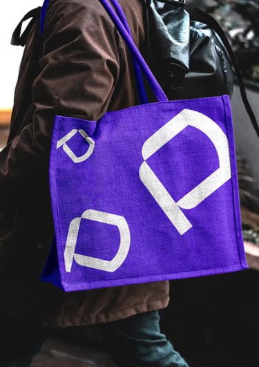 Persona con una totebag morada corporativa