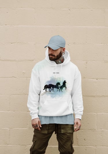 Hombre tatuado con una sudadera con el logo de Sergio Freire bordado en negro