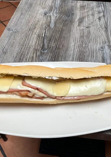 bocadillo de beicon y queso fundido