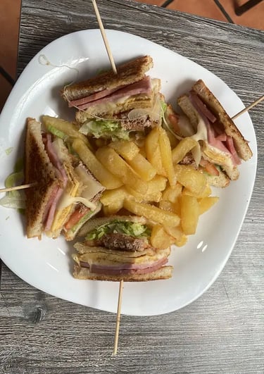 Sándwich de lechuga, tomate, jamón york, queso, espárragos, beicon y tortilla francesa