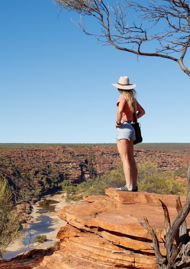 Toeristen wandelen door een kloof in Karbarri National Park tijdens hun 4WD roadtrip