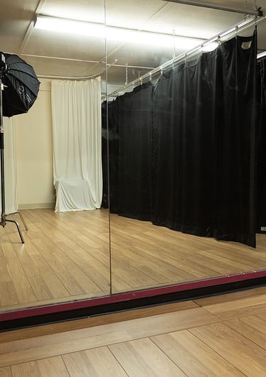 a mirror reflecting a mirror in a room