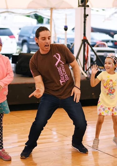 Mekhael Srour teaching children how to dance
