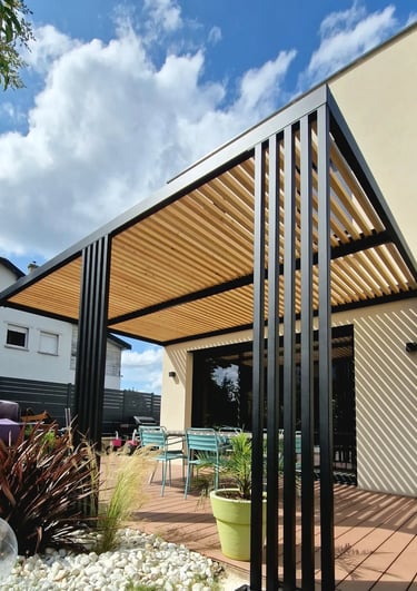 pergola en acier et claustra mélèze à lyon 69003