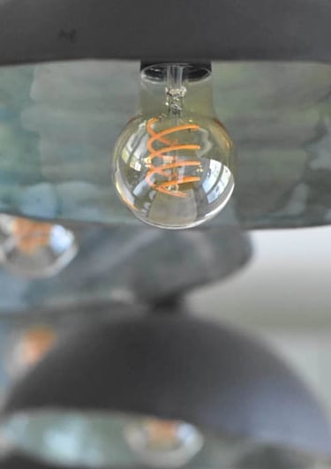 handgemaakte keramieken lampen van zwarte klei