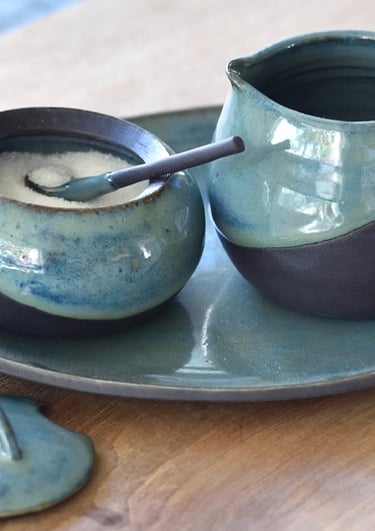 Suiker en melk setje op schoteltje handgemaakt van zwarte steengoed keramiek met blauwgroene glazuur