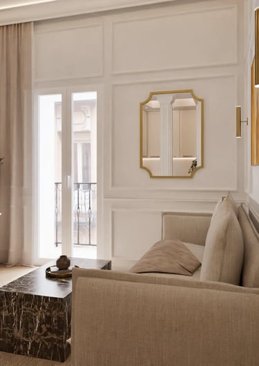 Render interior salón clásico con molduras y espejo dorado.