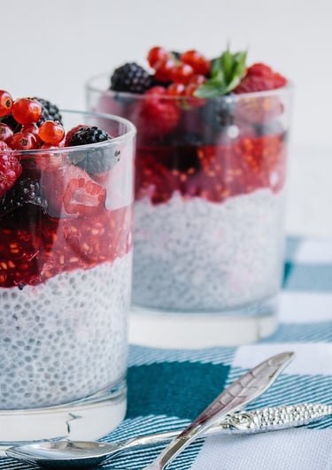 Des vérines de graines de chia avec des fruits rouges