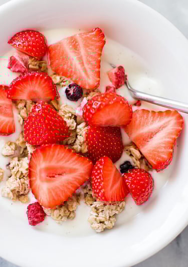 Des fraises avec du yaourt