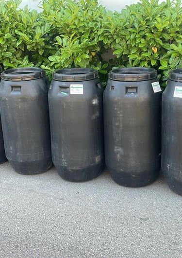 rangée de fûts noirs